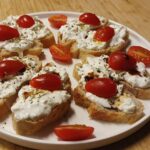 bruschetta italiennes avec fromage et tomates le tout dans un plat