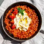 Risotto italien avec fromage et sauce tomate