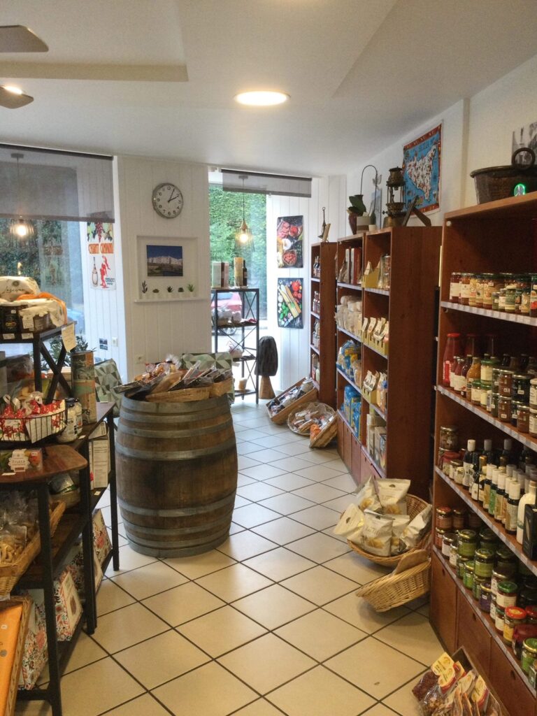 intérieur de la boutique avec vue depuis la comptoir