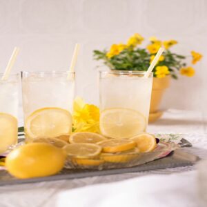 plateau de boissons au citron avec tranches