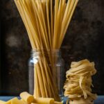 bocaux de pâtes crues, spaghettis et tagliatelles