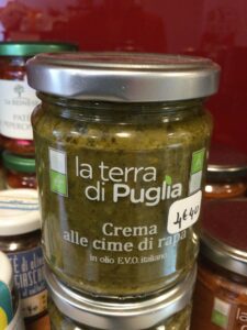 crème cime di rape en conserve dans étale de boutique