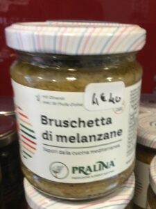 bruschetta aubergines en conserve en étale de magasin