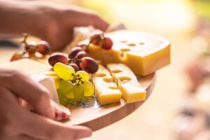 plateau de fromages et raisins