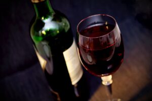 bouteille et verre de vin rouge