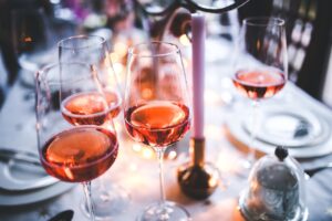 verres de rosée rempli sur une table pendant un repas