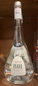 Piave grappa en bouteille en verre