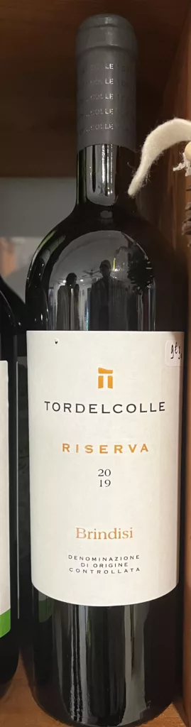 Brindisi Doc Riserva, vin rouge d'italie en bouteille dans un magasin