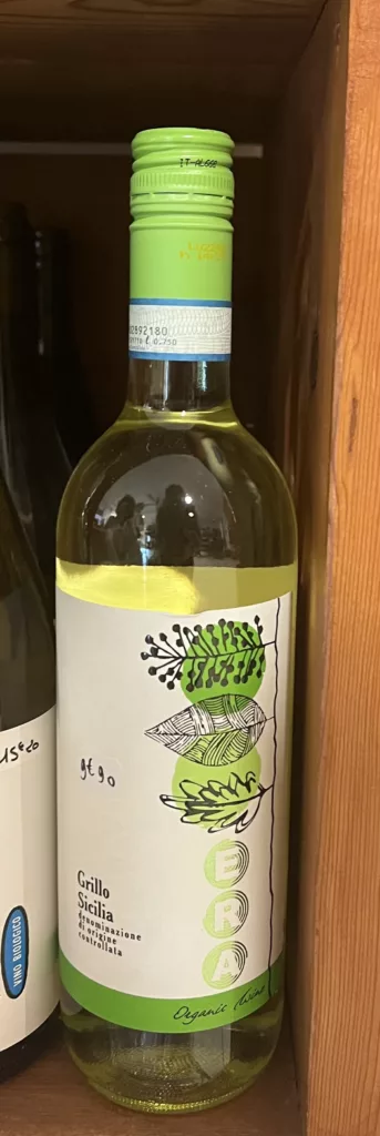 vin blanc italien en bouteille en magasin