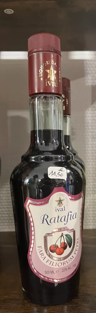 ratafia, bouteille de liqueur italienne à la cerise