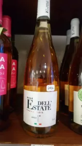 rosé de l'été en bouteille de 75 cl dans un magasin