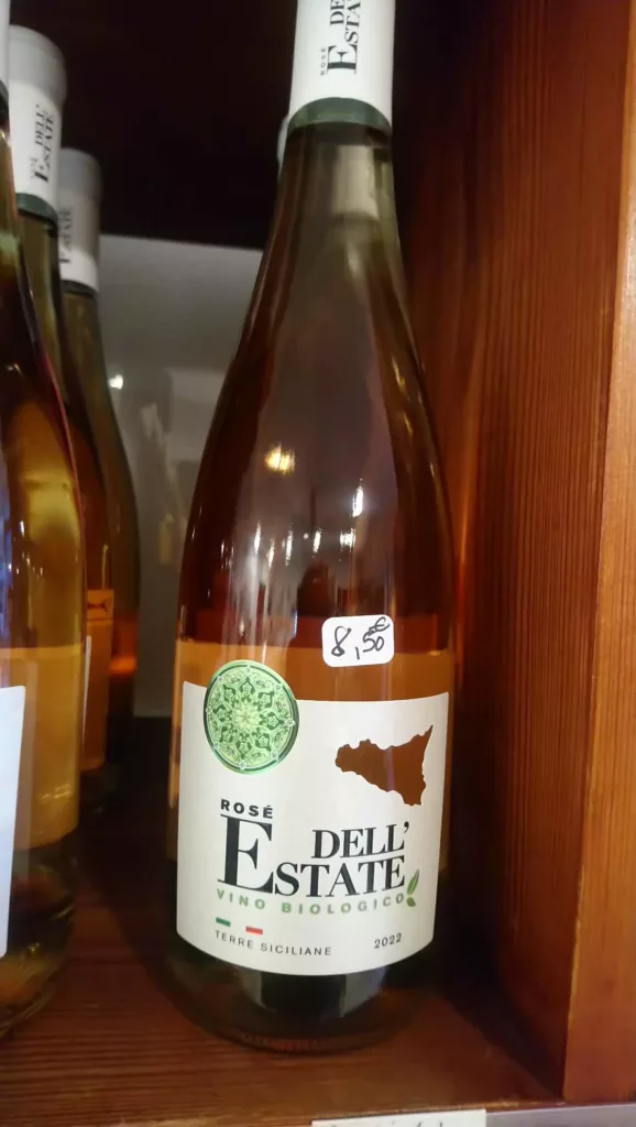 vin rosé italien en bouteille dans un magasin