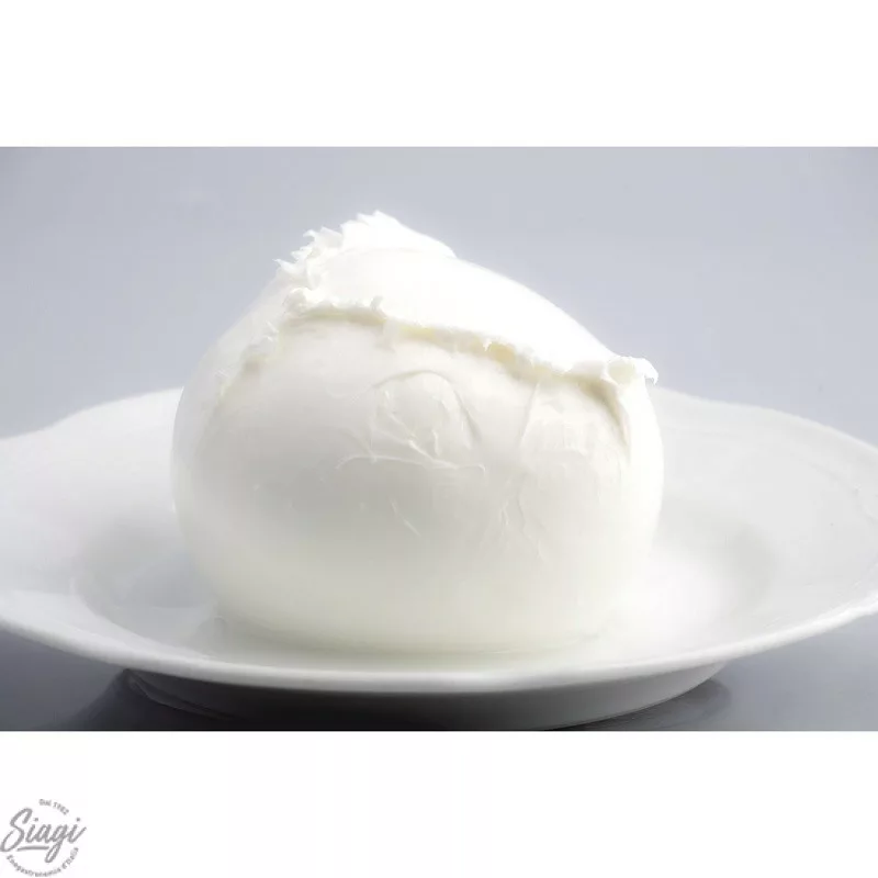 mozzarella di bula dans une assiette blanche